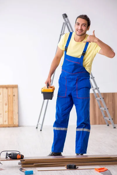 Junger männlicher Bauunternehmer arbeitet in Innenräumen — Stockfoto