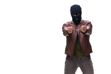 Kar maskesi takan soyguncu beyaz arka planda izole edilmiş.