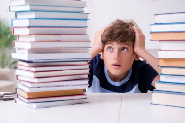 Genç öğrenci aşırı çalışmalar nedeniyle stresli