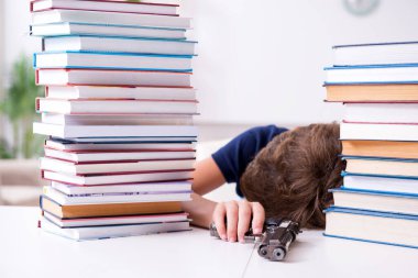 Genç öğrenci aşırı çalışmalar nedeniyle stresli