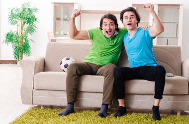 evde futbol izlerken arkadaşlar