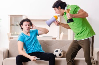 evde futbol izlerken arkadaşlar
