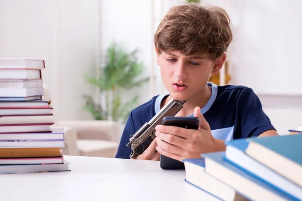 Mladý student stresu v důsledku nadměrného studia — Stock fotografie