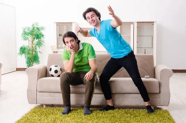 Friends watching football at home — Stock Photo, Image