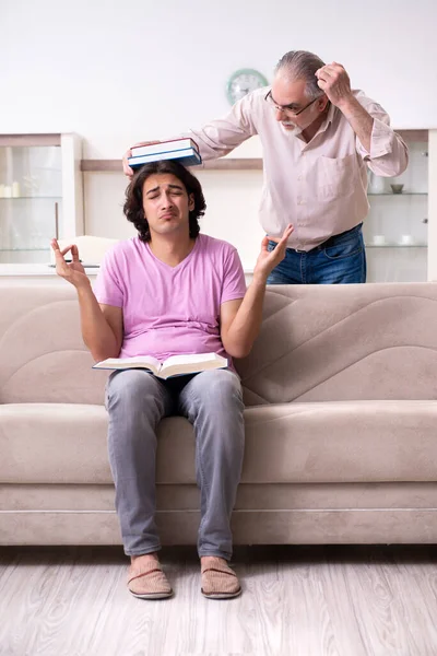 Jonge student en zijn vader — Stockfoto