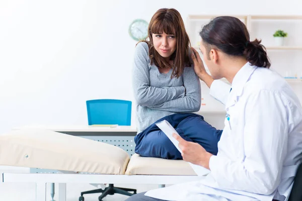 Mentaal zieke vrouw patiënt tijdens doktersbezoek — Stockfoto