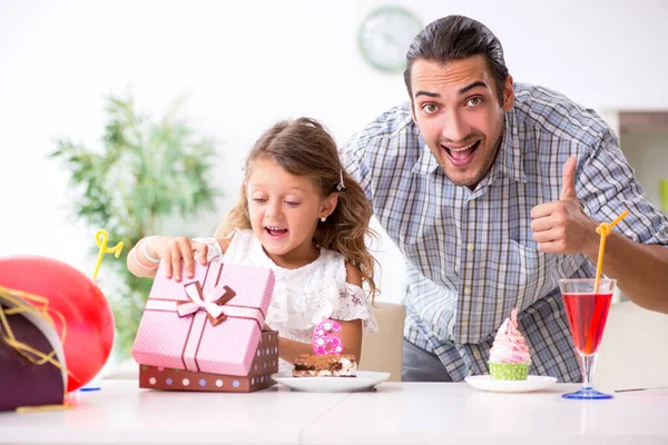 Padre celebrando cumpleaños con su hija — Foto de Stock