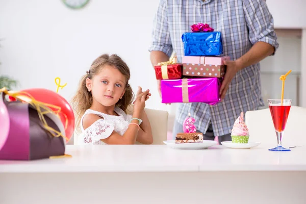 Padre celebrando cumpleaños con su hija — Foto de Stock