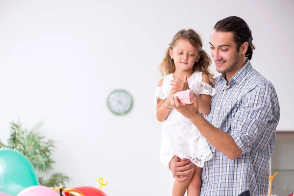 Padre celebrando cumpleaños con su hija — Foto de Stock