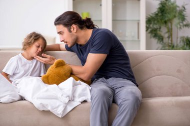 Baba hasta kızına bakıyor.