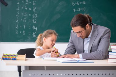 Öğretmenim ve genç kız sınıfta.