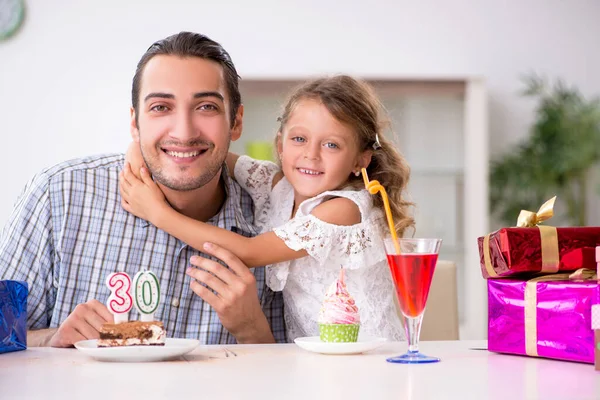 Apa a lányával ünnepli a születésnapját. — Stock Fotó