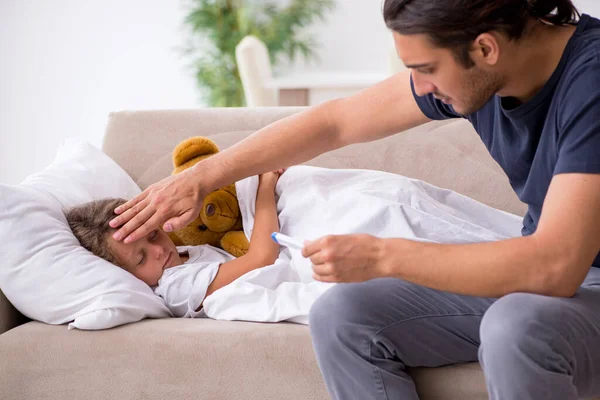 Pai cuidando de sua filha doente — Fotografia de Stock