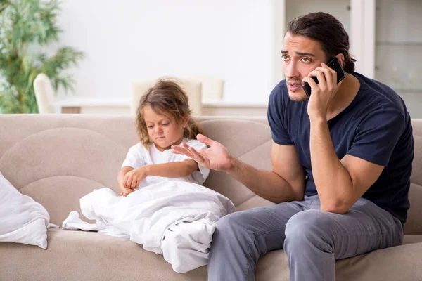 Pai cuidando de sua filha doente — Fotografia de Stock