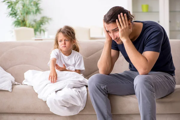 Vater kümmert sich um seine kranke Tochter — Stockfoto