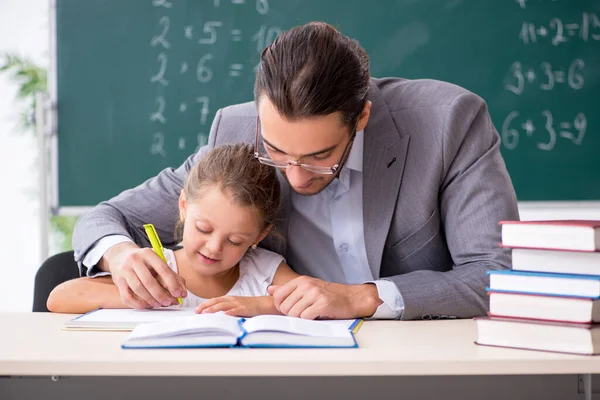 Teacher with young girl in the classroom — Stock Photo, Image