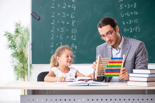 Δάσκαλος με νεαρή κοπέλα στην τάξη — Φωτογραφία Αρχείου