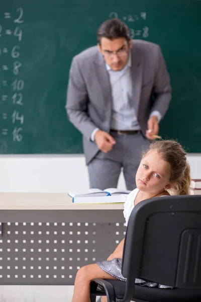 Leraar met jong meisje in de klas — Stockfoto