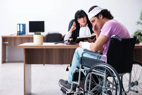 Gehandicapten consulterende rechter voor schadevergoedingsprocedures — Stockfoto