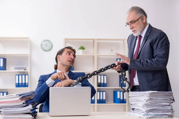 Viejo jefe y joven empleado masculino en la oficina —  Fotos de Stock