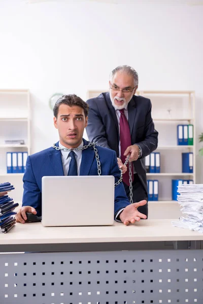 Старий бос і молодий працівник чоловічої статі в офісі — стокове фото