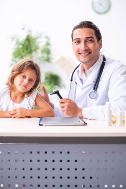 Küçük bir kızla genç bir doktor çocuk doktoru.