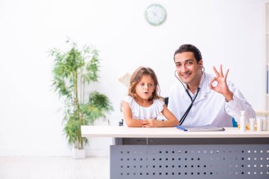 Küçük bir kızla genç bir doktor çocuk doktoru.