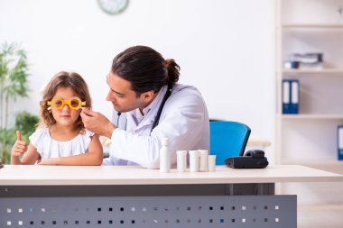 Küçük bir kızla genç bir doktor çocuk doktoru.