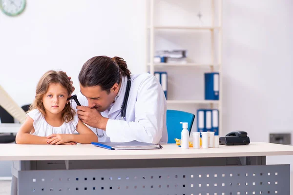 Giovane medico pediatra con bambina — Foto Stock