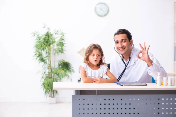 Jeune médecin pédiatre avec petite fille — Photo