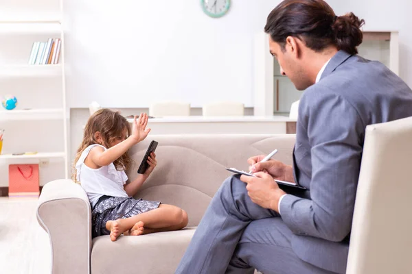 Psicólogo infantil assistindo menina pequena — Fotografia de Stock