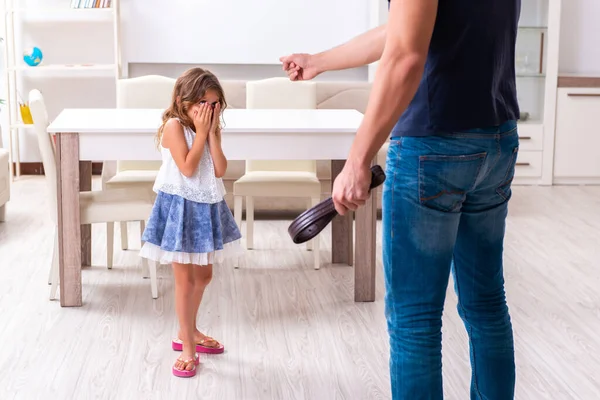 Padre enojado castigando a su hija — Foto de Stock