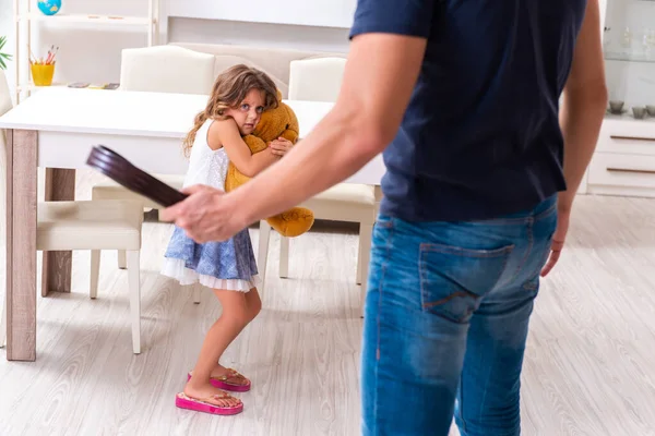 Wütender Vater bestraft seine Tochter — Stockfoto