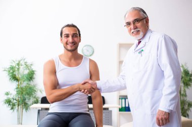 Genç erkek hasta, deneyimli doktoru ziyaret ediyor.