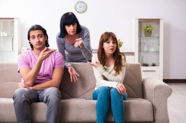 Aile sorunları konseptinde genç aile ve kayınvalide