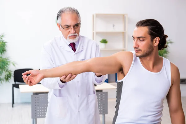 Jeune patient de sexe masculin visite médecin expérimenté — Photo