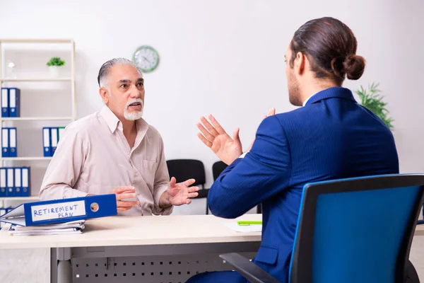 Financieel adviseur geeft pensioenadvies aan oude man — Stockfoto