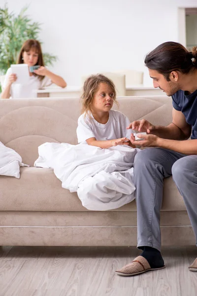 Pai cuidando de sua filha doente — Fotografia de Stock