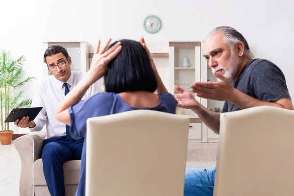 Oud echtpaar bezoekt psychiater arts — Stockfoto