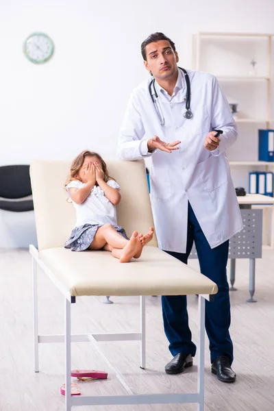 Jovem médico pediatra com menina pequena — Fotografia de Stock