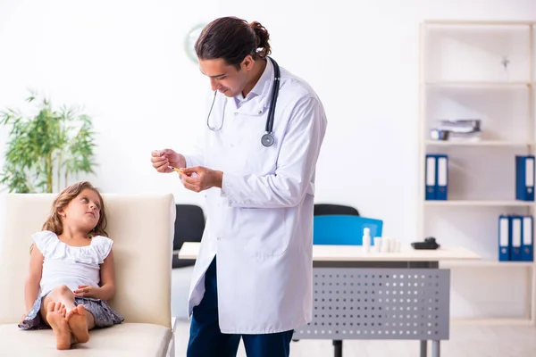 Joven pediatra médico con niña pequeña —  Fotos de Stock