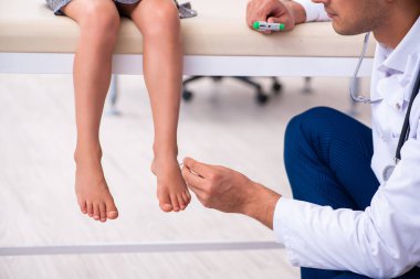 Küçük bir kızla genç bir doktor çocuk doktoru.