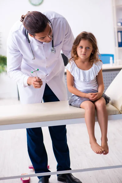 Giovane medico pediatra con bambina — Foto Stock
