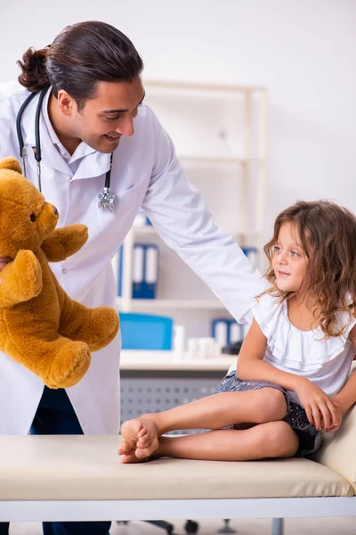 Jovem médico pediatra com menina pequena — Fotografia de Stock