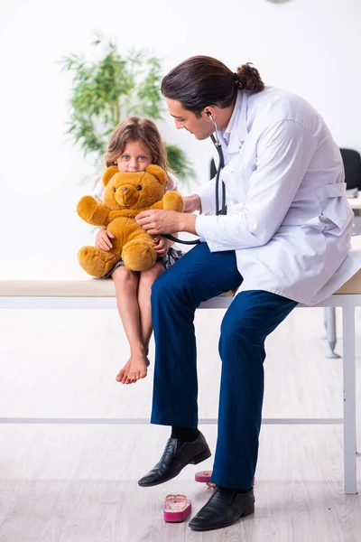 若いです医師小児科医とともに小さな女の子 — ストック写真