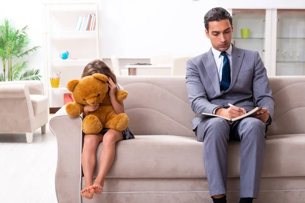 Child psychologist attending small girl — Stock Photo, Image