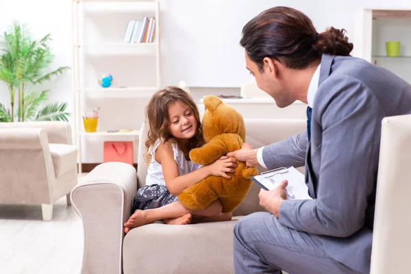 Psicólogo infantil asistiendo a niña pequeña — Foto de Stock