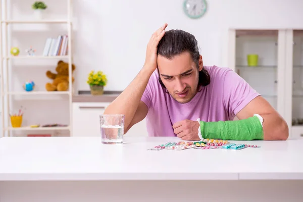 Injured young man at home — Stock Photo, Image