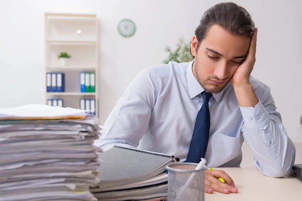 Joven hombre de negocios empleado infeliz con el trabajo excesivo — Foto de Stock