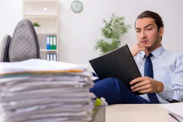 Junger männlicher Geschäftsmann unzufrieden mit exzessiver Arbeit — Stockfoto